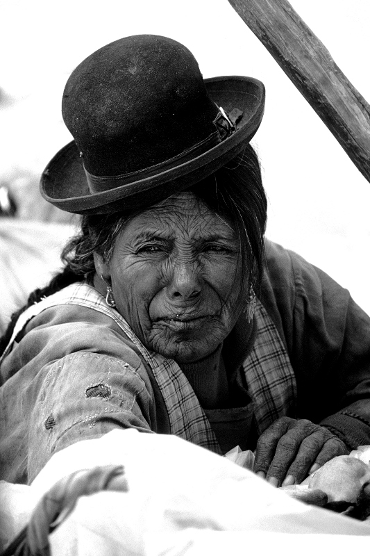 Ritratto di donna boliviana con cappello sulla testa, Bolivia